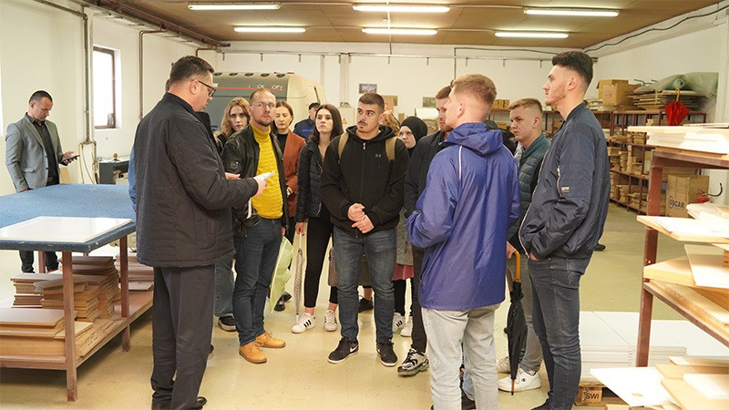Studenti Mašinskog i Politehničkog fakulteta iz Zenice u posjeti FIS-ovoj proizvodnji namještaja Ambyenta